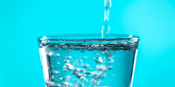 Fluorid und PFAS im Wasser: Eine doppelte Herausforderung für die Gesundheit.